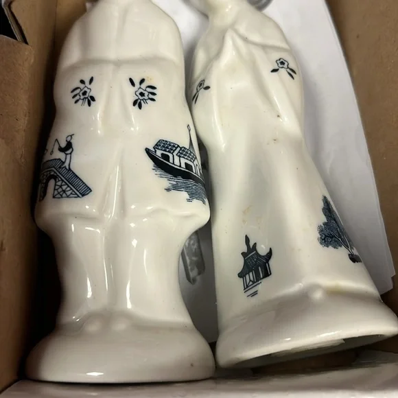 Blue Willow Salt and Pepper Shakers - Picture 3 of 9